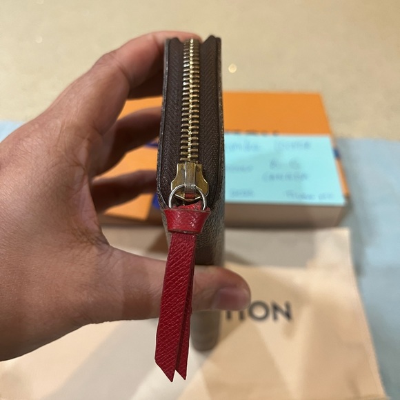 Lv wallet 💯 % Authentic - Picture 4 of 10